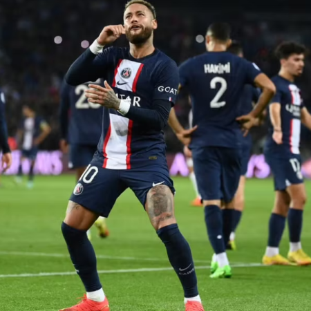 By hook or crook, Neymar wins Le Classique for Parisiens