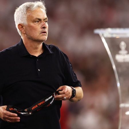 “Mourinho Throws Medal to the Stands: Gives Roma Fan his Europa League Silver Medal – Video Moment”