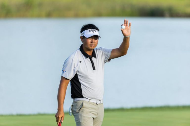 Carl Yuan gains ground on his first PGA Tour victory after leading the Sony Open