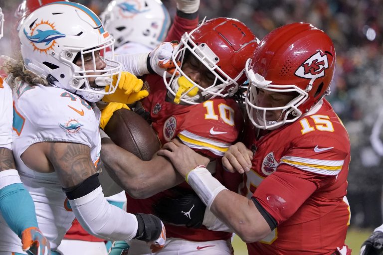 Chiefs advance with a 26-7 victory against the Dolphins