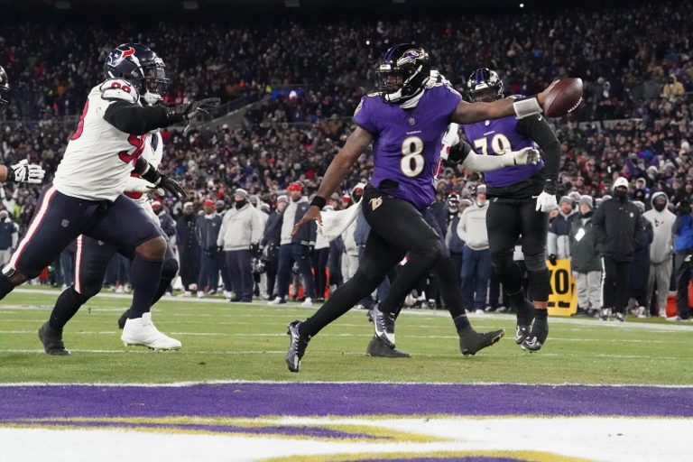 Lamar Jackson scores four touchdowns to help the Ravens defeat the Texans 34-10