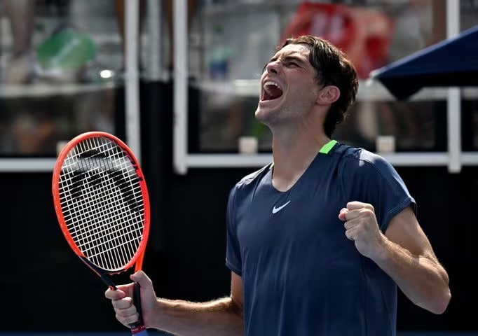 Australian Open: American Taylor Fritz is eliminated, but Coco Gauff and Novak Djokovic advance to the quarterfinals