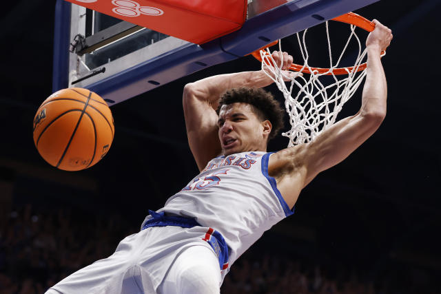 Kansas dominates Houston’s strong defense in a notable victory at Allen Fieldhouse