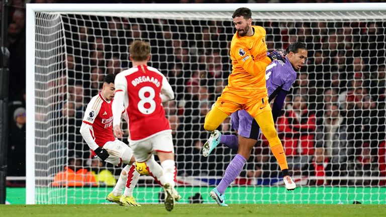 Arsenal defeated a mistake-plagued Liverpool to pull within two points of the top place