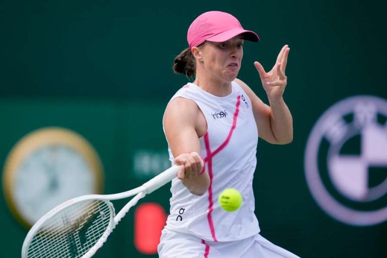 Iga Swiatek Clinches Victory Over Maria Sakkari in Indian Wells Final, Extending Dominance