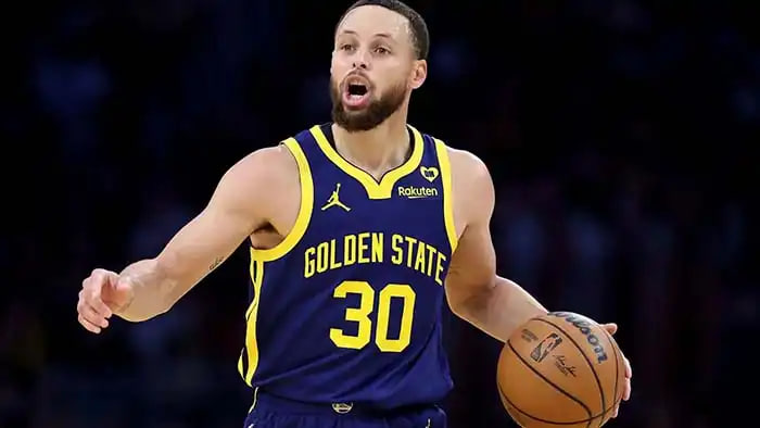 Stephen Curry Receives NBA’s Clutch Player of the Year Award