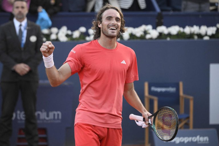 Stefanos Tsitsipas Battles Through to Barcelona Semi-Finals