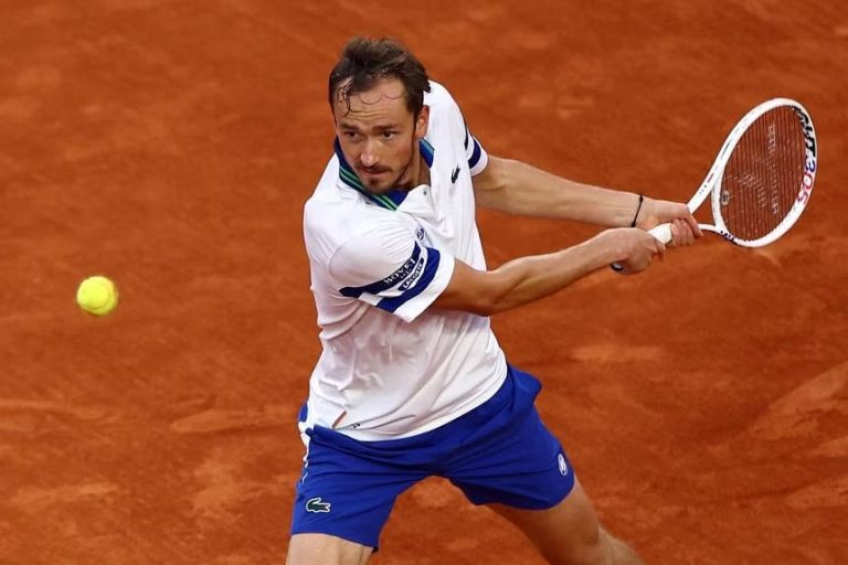 Daniil Medvedev Battles Past Tomas Machac in Thrilling French Open Encounter