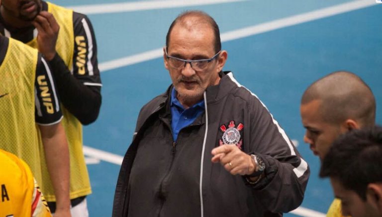 Fernando Ferretti, renomado treinador com múltiplos títulos no futsal, falece aos 69 anos