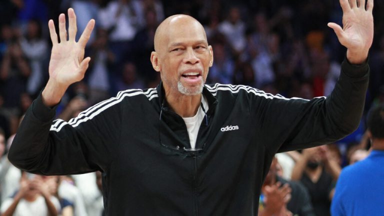 Kareem Abdul-Jabbar da NBA brinca com ‘grande queda’ que quebrou seu quadril