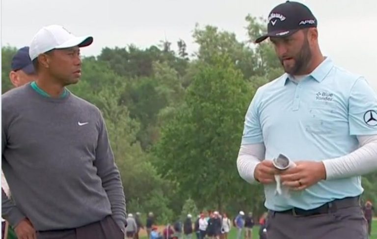 Tiger Woods, Jon Rahm và Cuộc Đấu Chống Với Sức Hút của Tiền Bạc